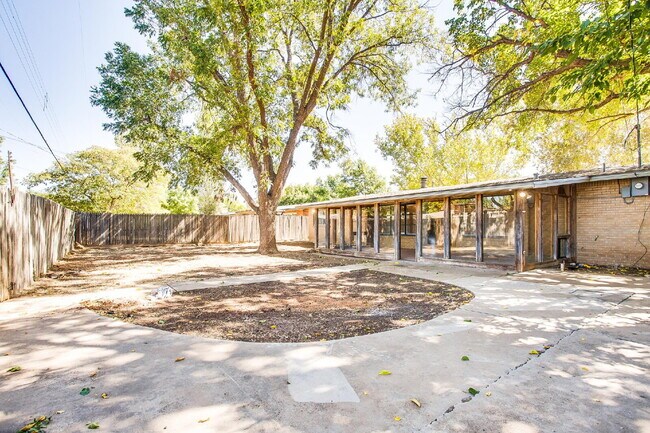 Building Photo - Large 4 bedroom!