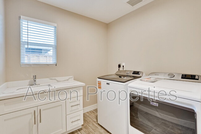 Building Photo - 681 S 13th St