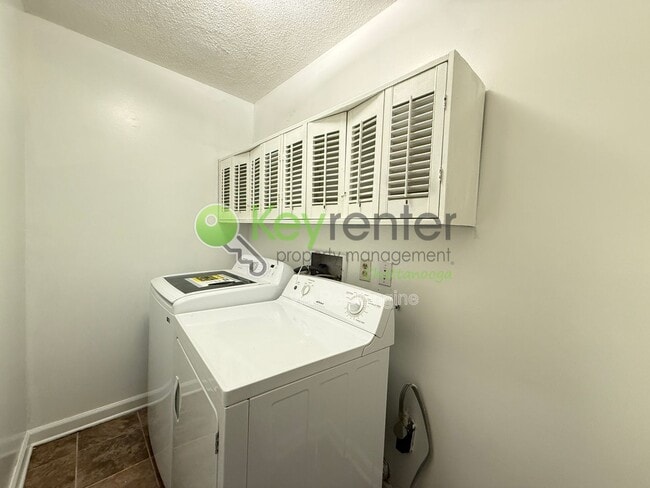 Building Photo - 1300 Highcrest Dr