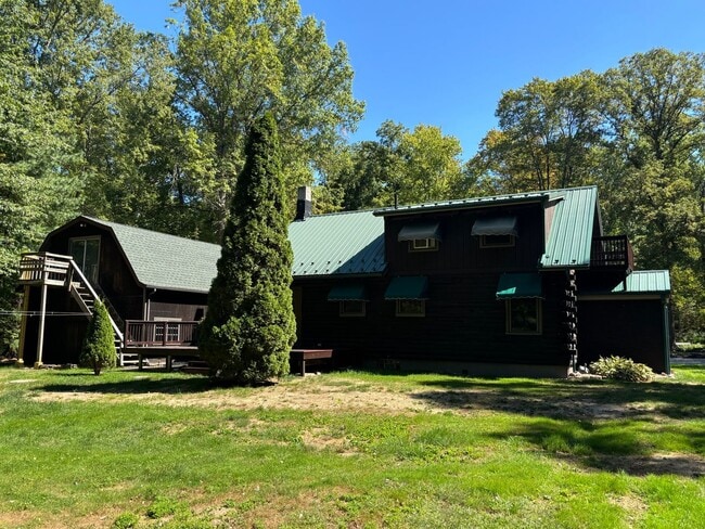 Building Photo - Log home in quiet setting