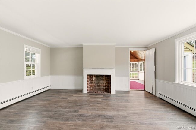 Building Photo - 327 W Neck Rd