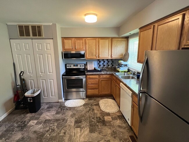 Building Photo - 3 Bedroom Ranch in Southwood - Available S...