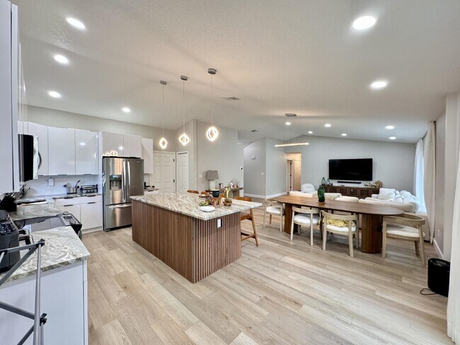 Building Photo - Stylish 3-Bedroom Home with Solar Panels, Modern Upgrades & Pet-Friendly