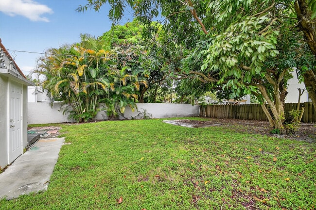 Building Photo - 2817 Poinsettia Ave