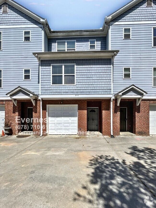 Building Photo - Spacious 4-Bedroom Townhome with Modern Co...