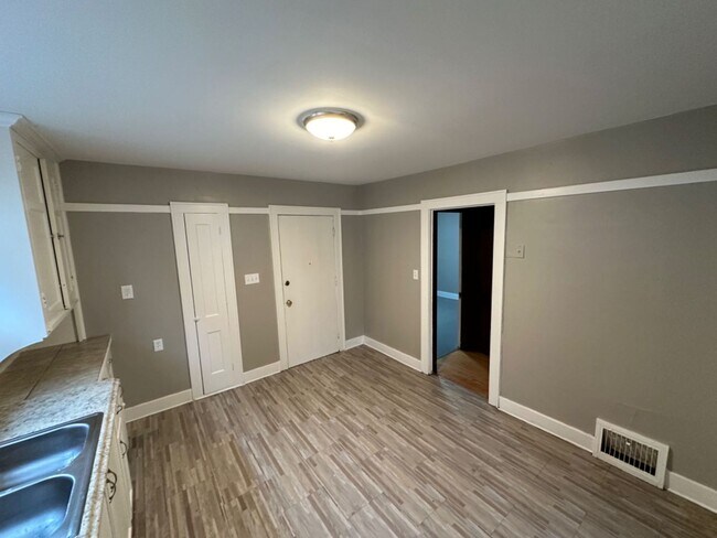 Building Photo - 2521 W Hadley St