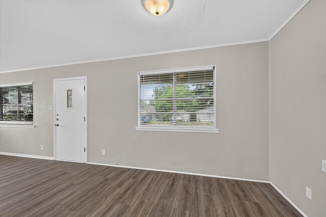 Building Photo - 208 D St