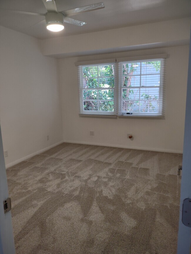 Building Photo - 4911 Greenbush Ave
