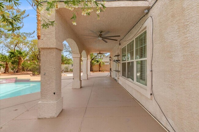 Building Photo - Expansive 4 Bedroom Home with a Pool and L...