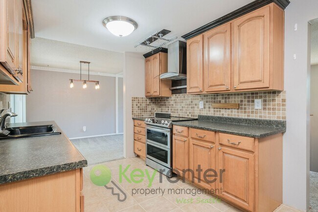 Building Photo - Des Moines 3 Bed Gem with Hot Tub and Spacious Layout