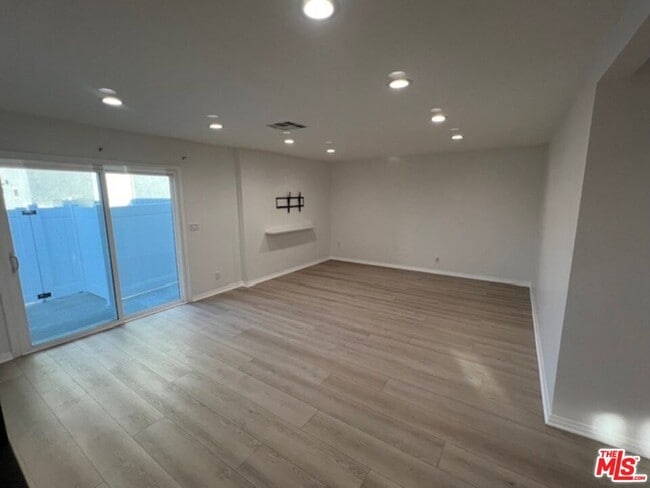 Building Photo - 10745 Saticoy St