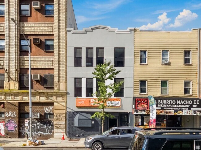 Building Photo - Massive 3 bed 2 bath in the heart of willi...