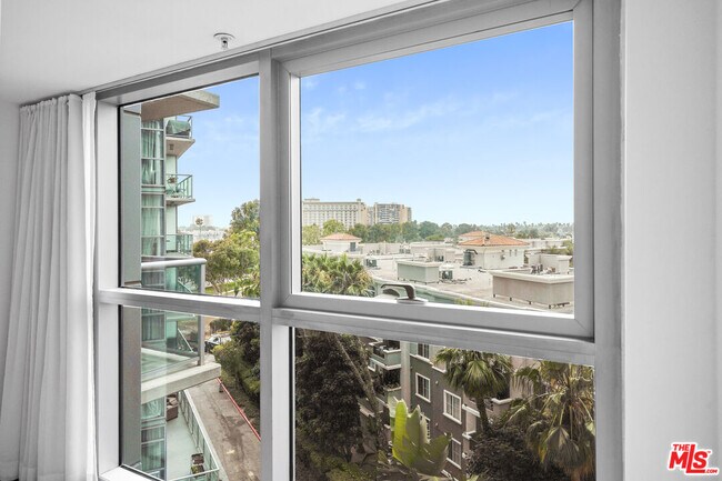 Building Photo - 13700 Marina Pointe Dr