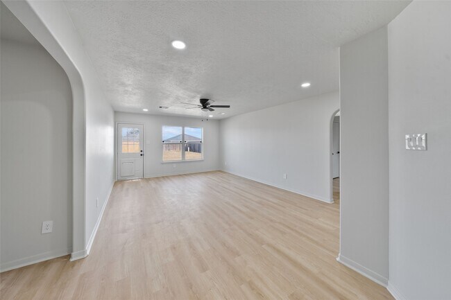 Building Photo - 5203 Panay Park Dr