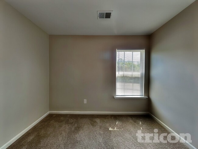 Building Photo - 747 Markham Cir