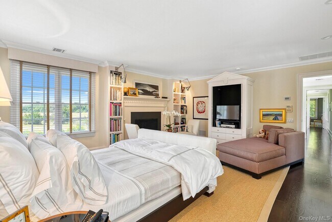 Building Photo - 10 Horse Meadow Ln