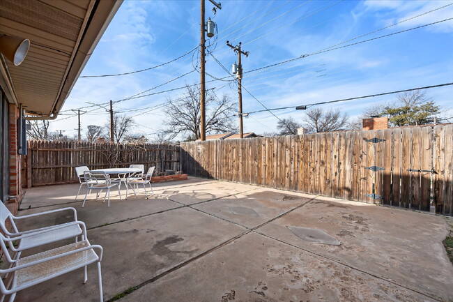 Building Photo - Fully Furnished Rental!!