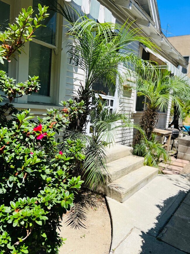 Building Photo - Spacious Cute one bedroom a block from the beach