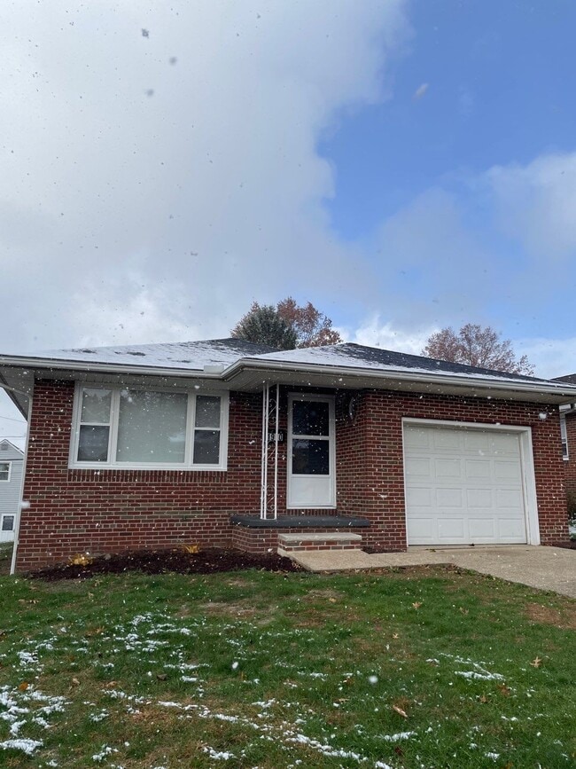 Building Photo - 1910 Thornapple Ave