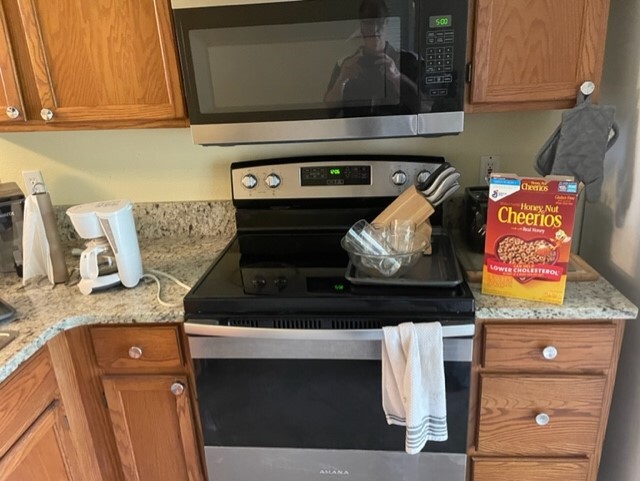 Kitchen with full-sized appliances - 144 Reserve Cir