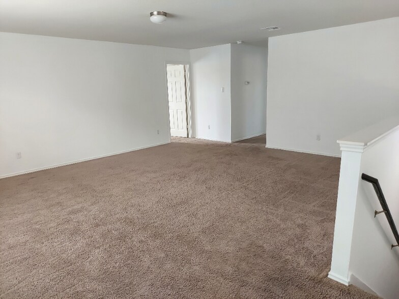 Building Photo - 112 W Vega Ln