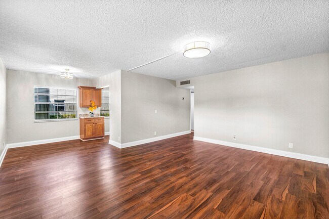 Building Photo - 733 Normandy Trail