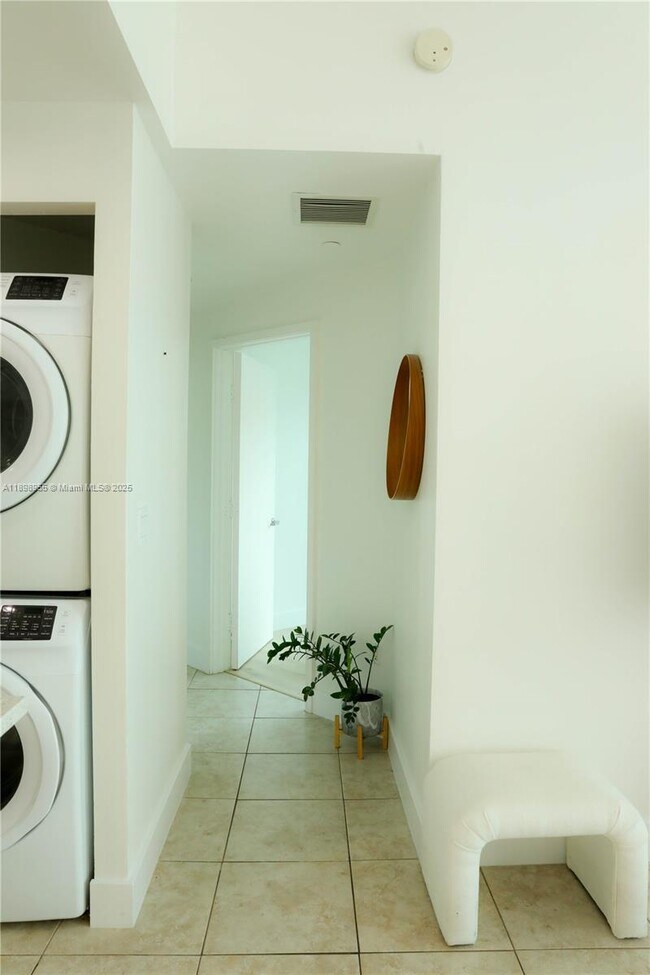 Building Photo - 350 NE 24th St