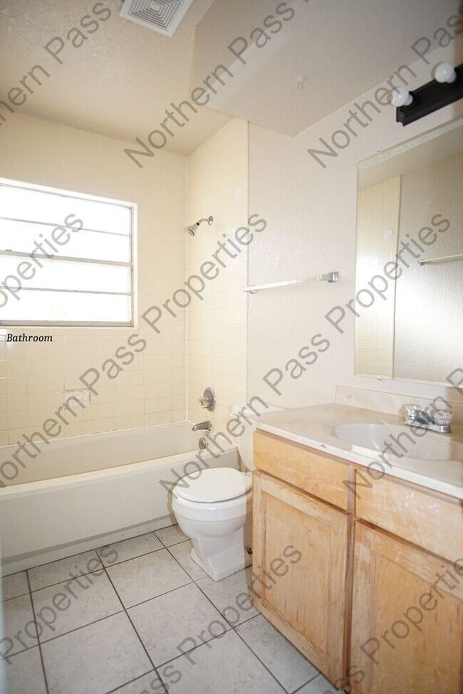 Building Photo - 2 Bedroom Duplex with Yard!