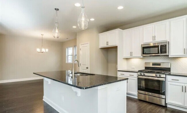 Building Photo - Beautiful & Open 4 Bedroom + 2.5 bath home with Loft!