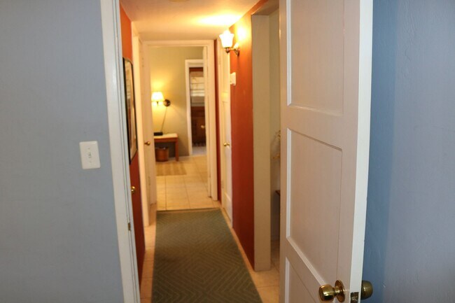 Building Photo - Two bedroom one bath fully furnished located in central Tucson!