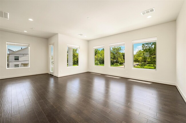 Building Photo - 2102 Live Oak St