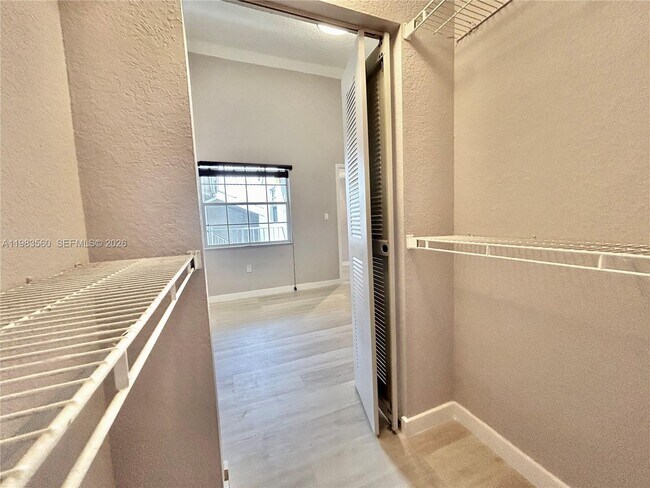 Building Photo - 2811 N Oakland Forest Dr