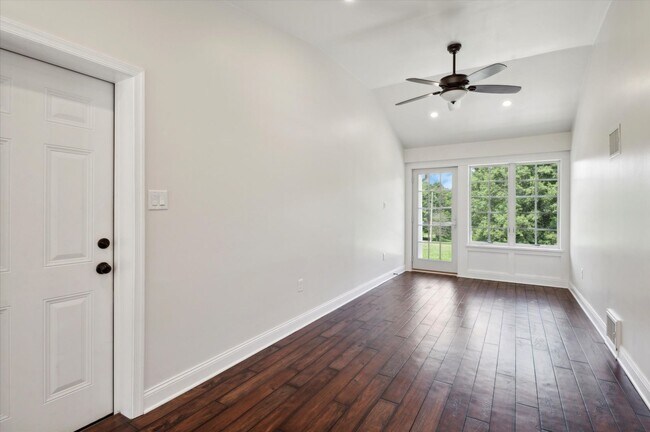 Building Photo - 432 Webb Rd