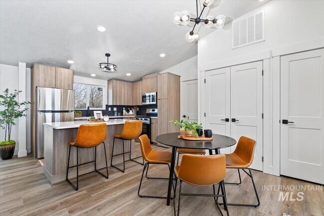 Building Photo - 362 London St