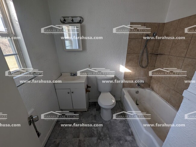 Building Photo - 3 bed 1 bath Home Available in Fort Worth!