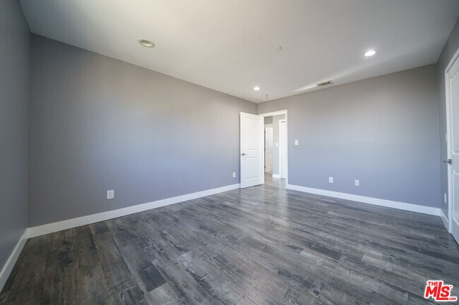 Building Photo - 629 W 83rd St