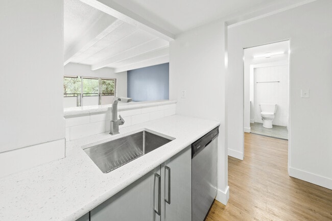 Building Photo - Luxe Tower