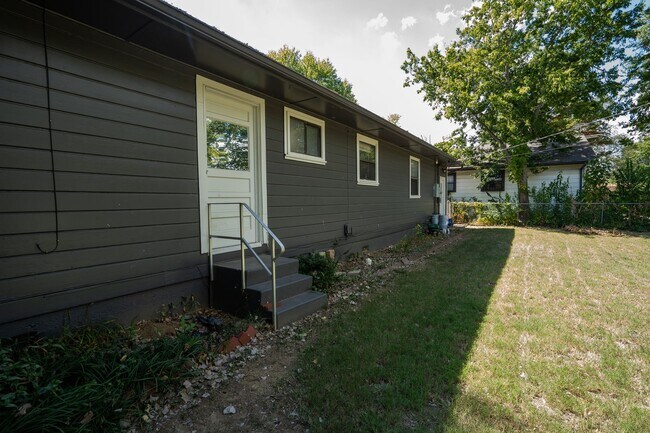 Building Photo - 3 Bed 1 Bath MIDTOWN home!!
