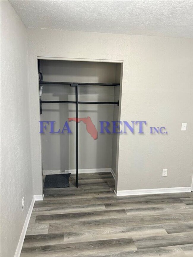 Building Photo - **3/2 lovely home with separate 1/1 In law suite**