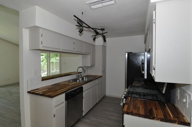 Building Photo - Great single level home in Anderson Mill. ...