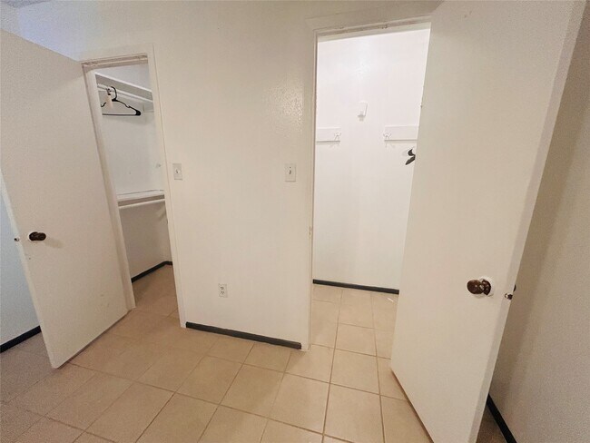 Building Photo - 10502 Long River Dr