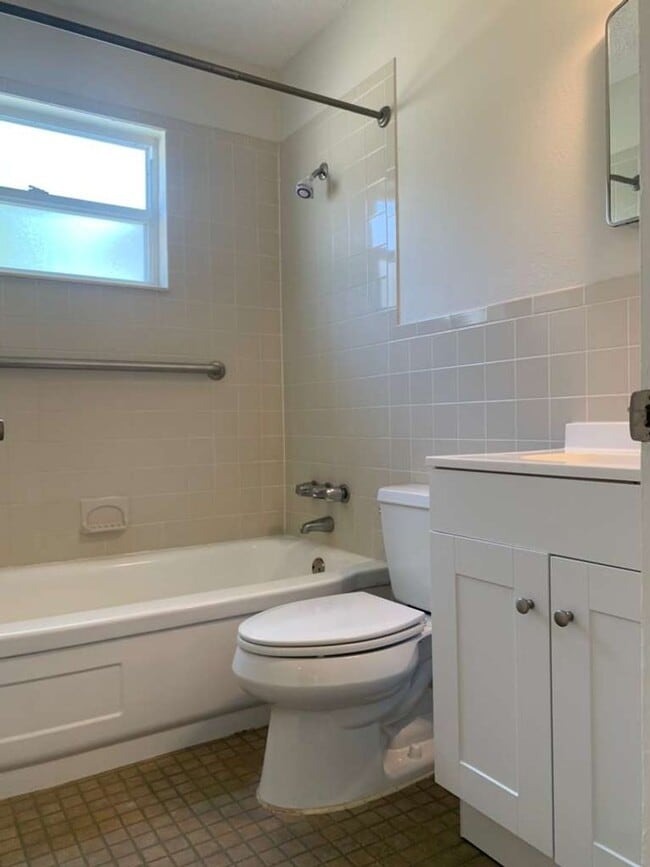 Building Photo - Updated 2 Bedroom 1 Bath in Central Gulfport