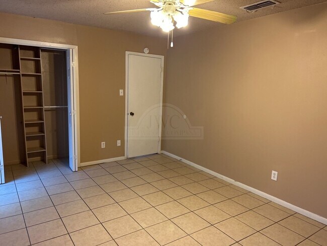 Building Photo - 2404 Carnation Dr