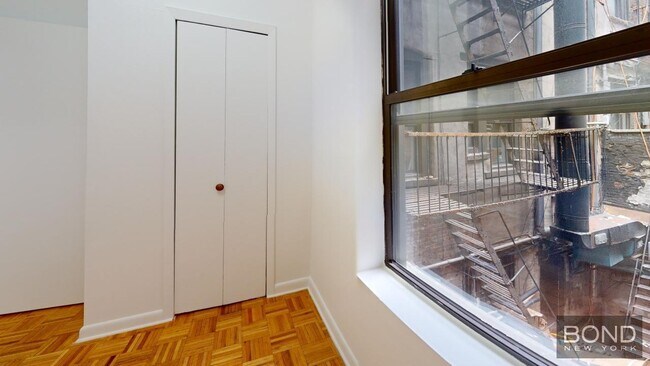 Building Photo - 369 Broome St
