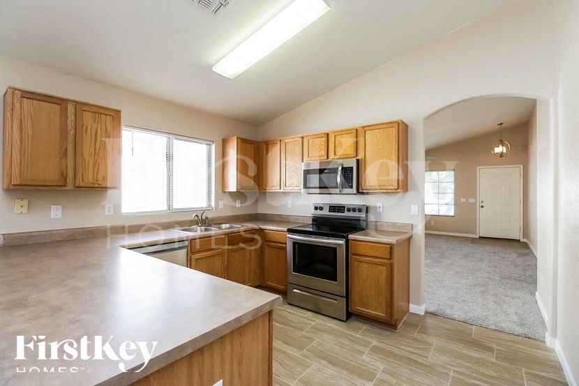 Building Photo - 930 E Nardini St