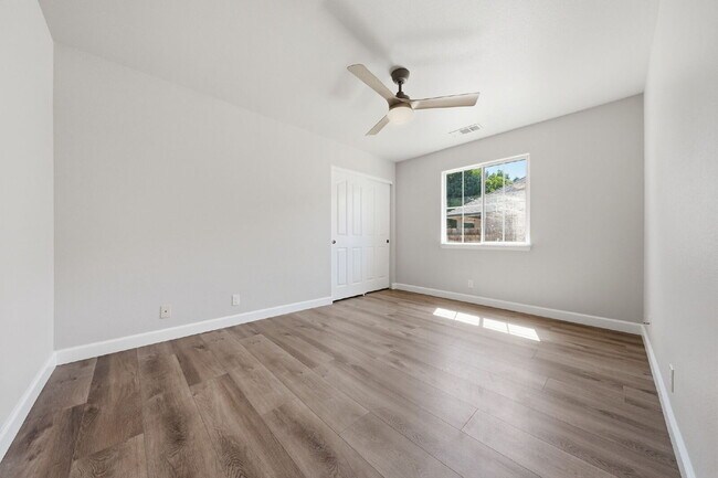 Building Photo - Executive Rental in Gold Hills