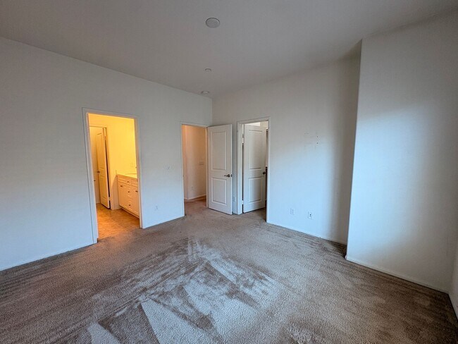 Building Photo - 3 Bed, 4 Bath in Eastvale!