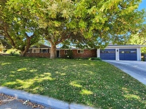 Building Photo - Large 3 bedroom home!