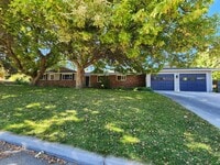 Building Photo - Large 3 bedroom home!