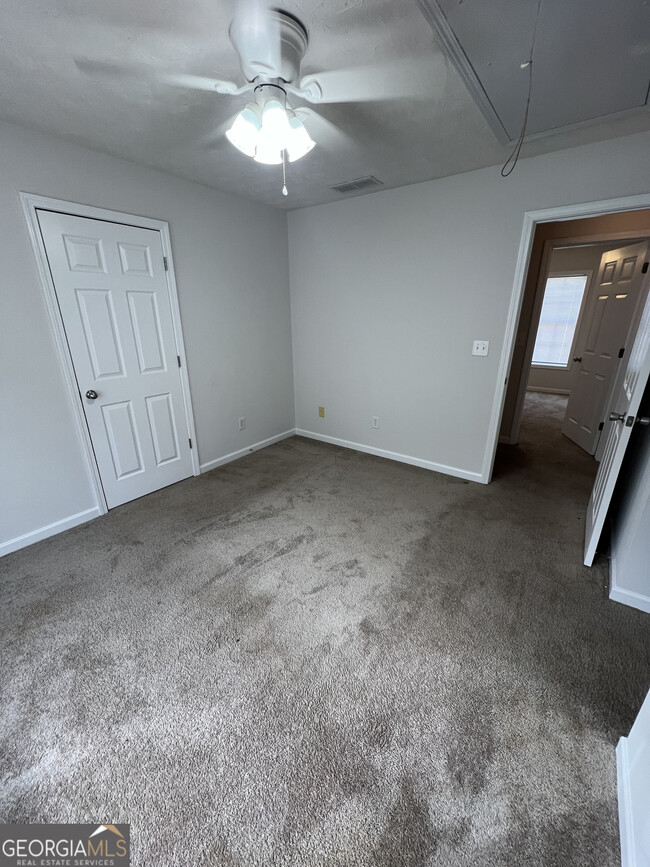 Building Photo - 390 Hawthorne Ext